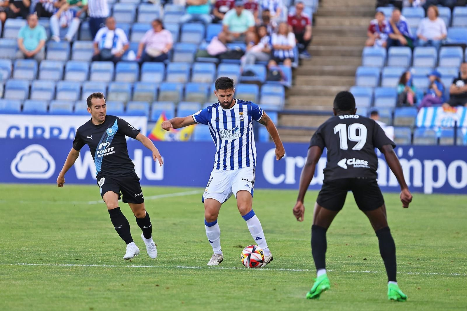Raúl Navas controla el balón en el Recre-Ibiza de la pasada temporada.