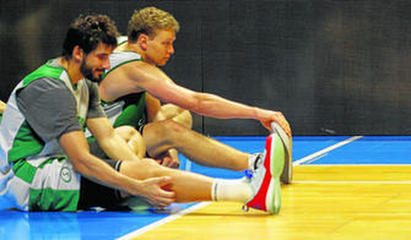 Dani Díez y Mindaugas Kuzminskas estiran en un entrenamiento en el Carpena.