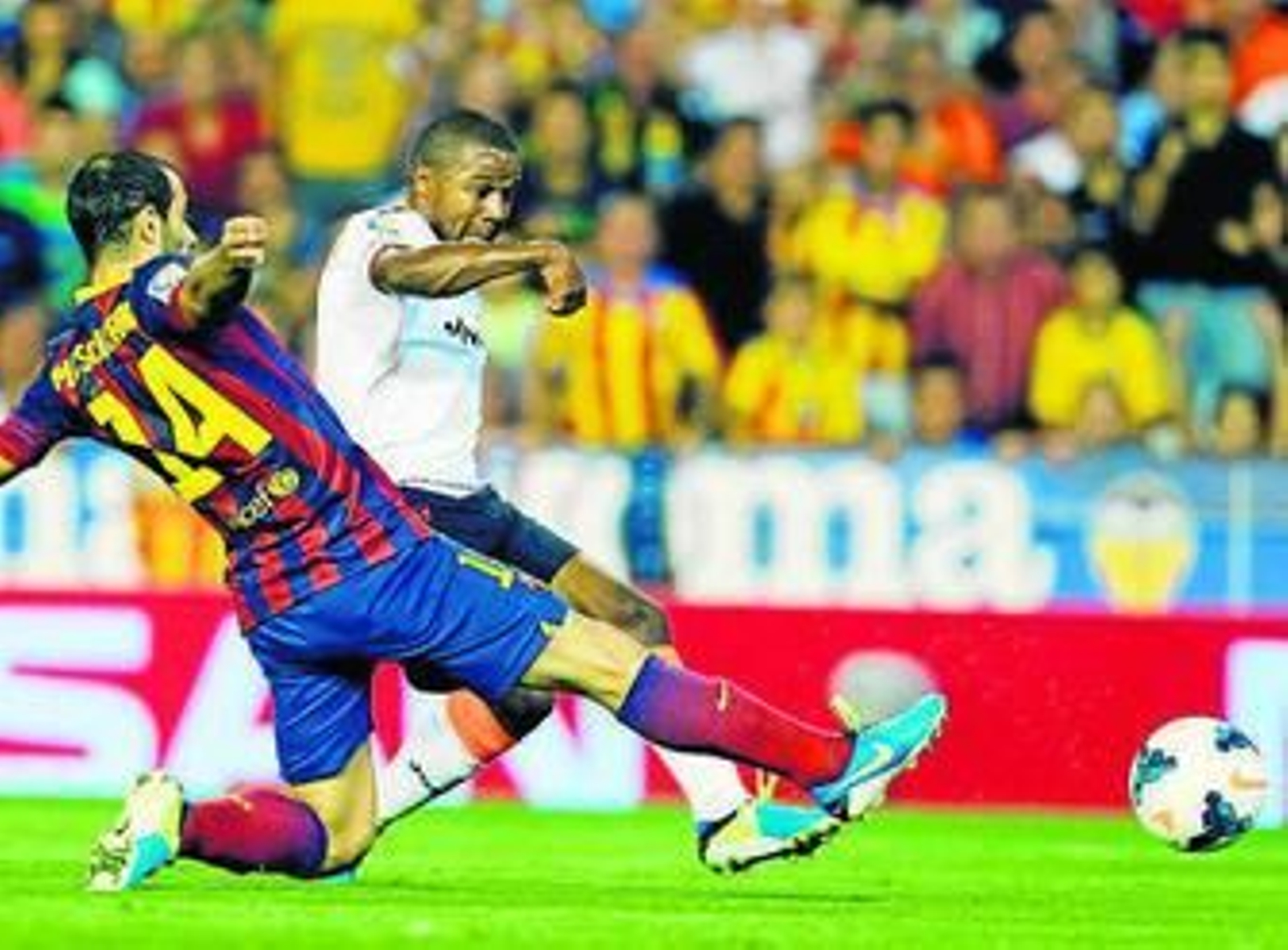 Pabón remata con el pie izquierdo en el partido ante el Barcelona.