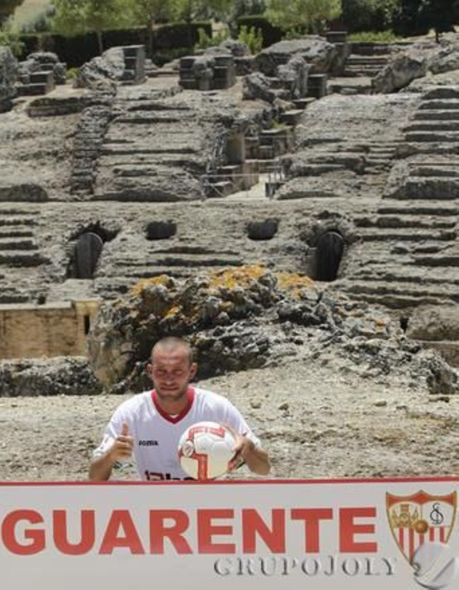El Sevilla elige el complejo arqueológico para presentar, cual emperador romano, al mediocentro Tibero Guarente.

Foto: Antonio Pizarro