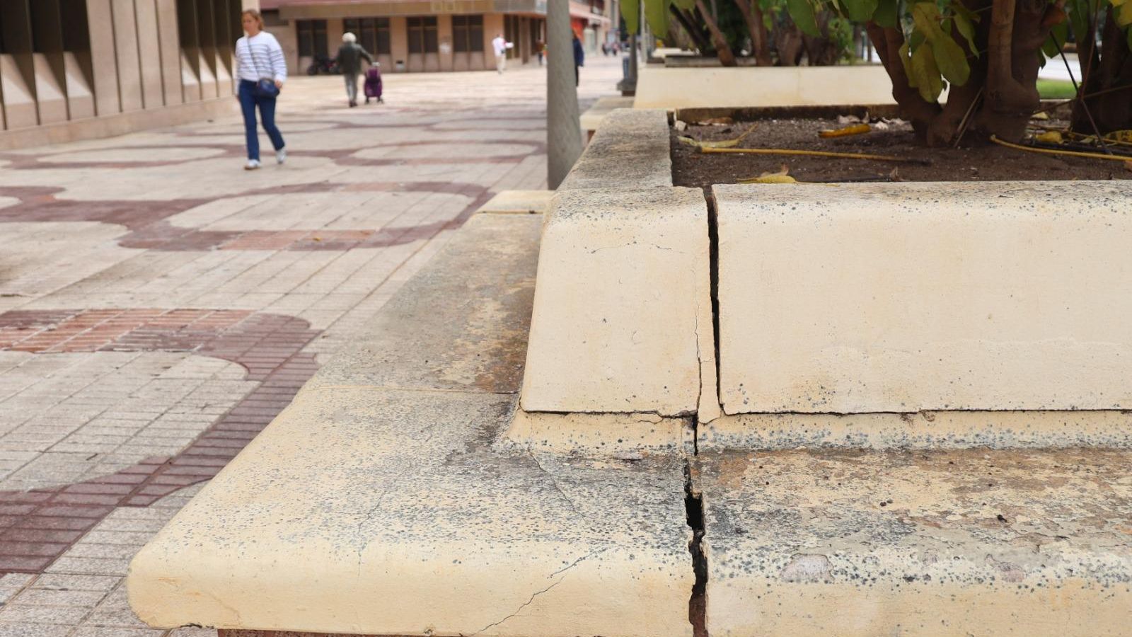 Así están los bancos de la Avenida de Andalucía Así están los bancos de la Avenida de Andalucía