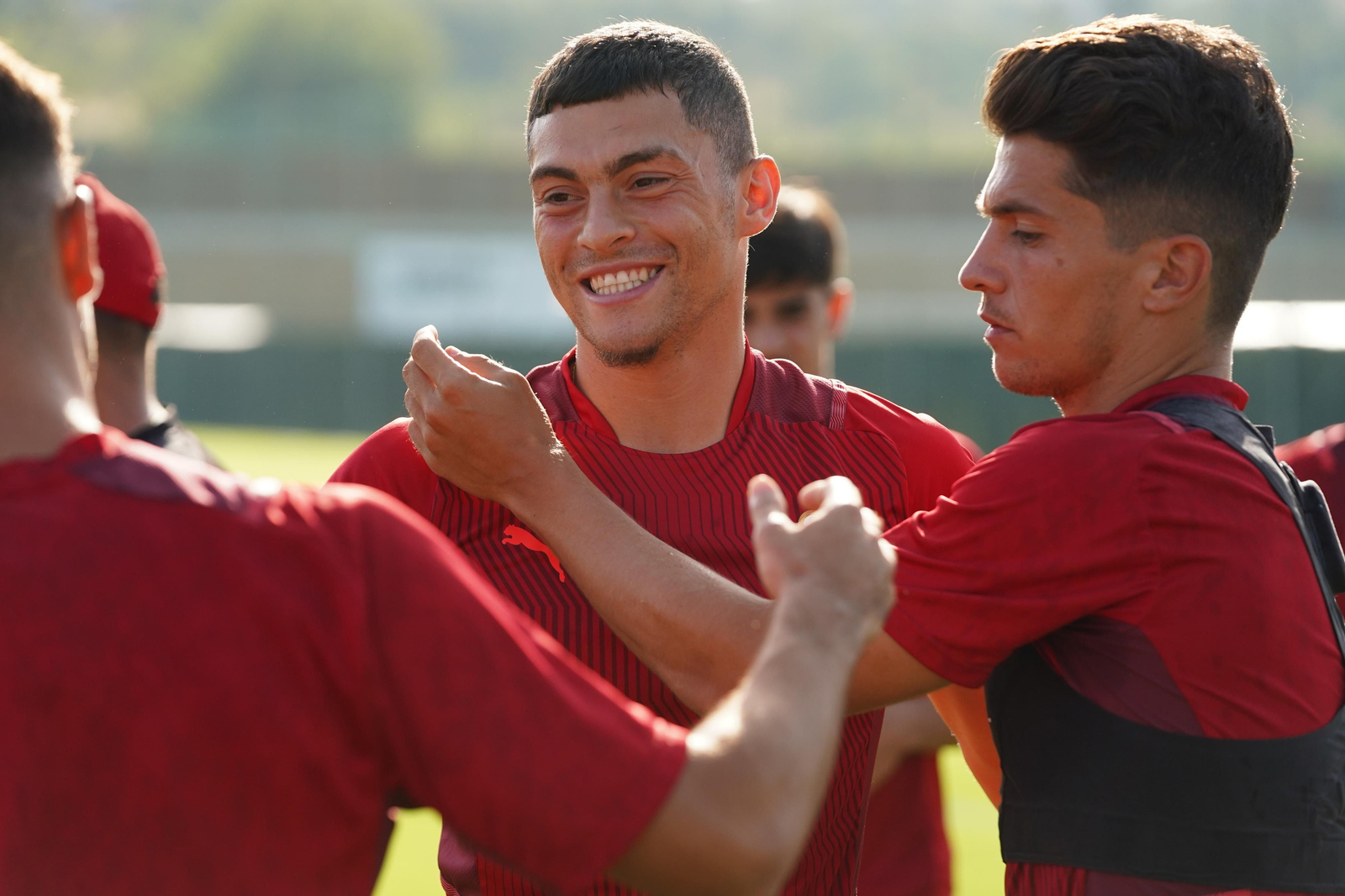 Yanis despidiéndose de sus compañeros esta misma tarde.