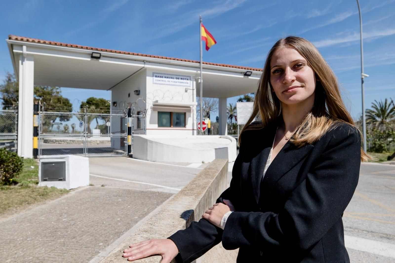 La joven Tania, de 20 años, a las puertas de la Base Naval de Rota en su acceso por Fuentebravía, donde reside.