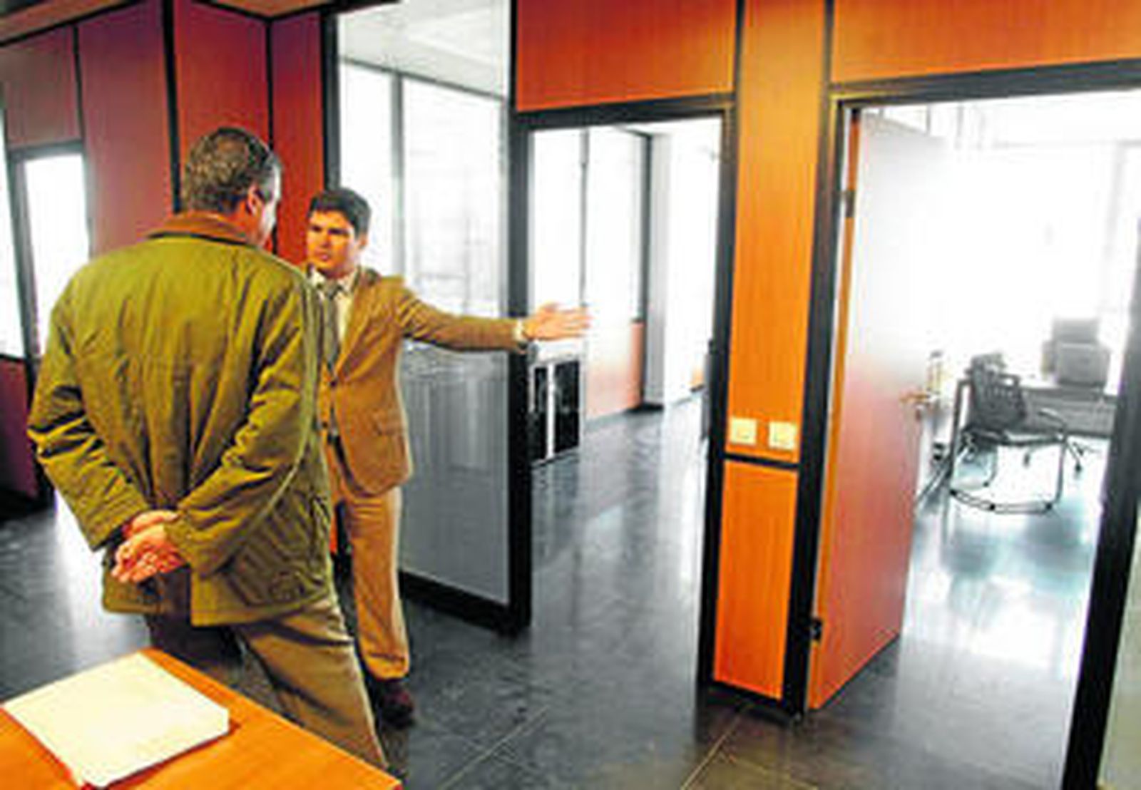 El presidente del Grupo Arttysur, Javier Fal-Conde, muestra uno de los despachos-piloto del edificio.