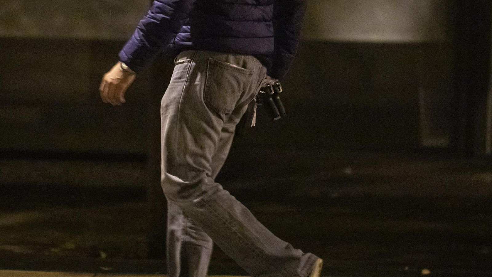 Un agente retira las armas de los policías involucrados.