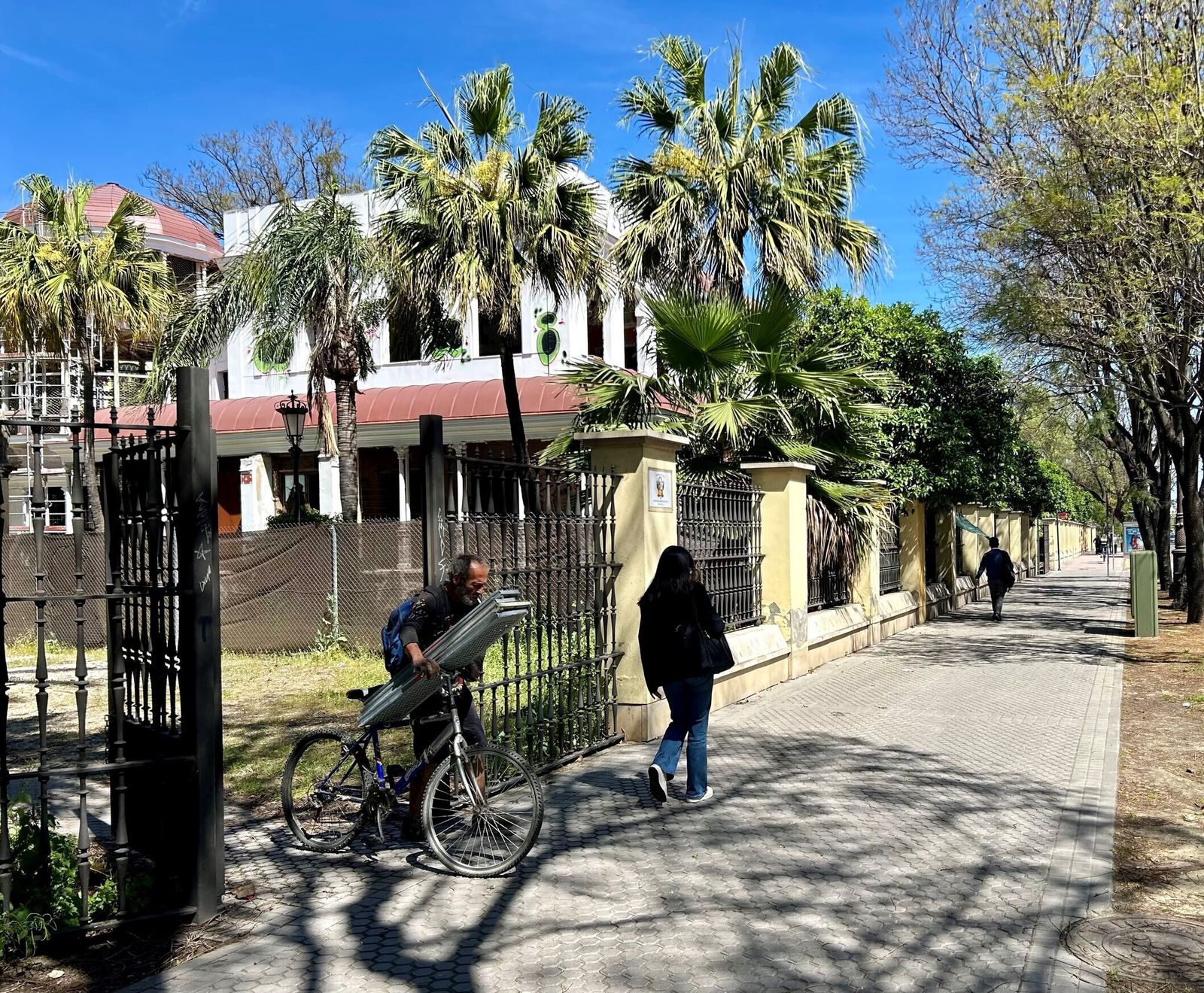 Roba el andamio de las obras del Bandalai y se lo lleva en una bicicleta