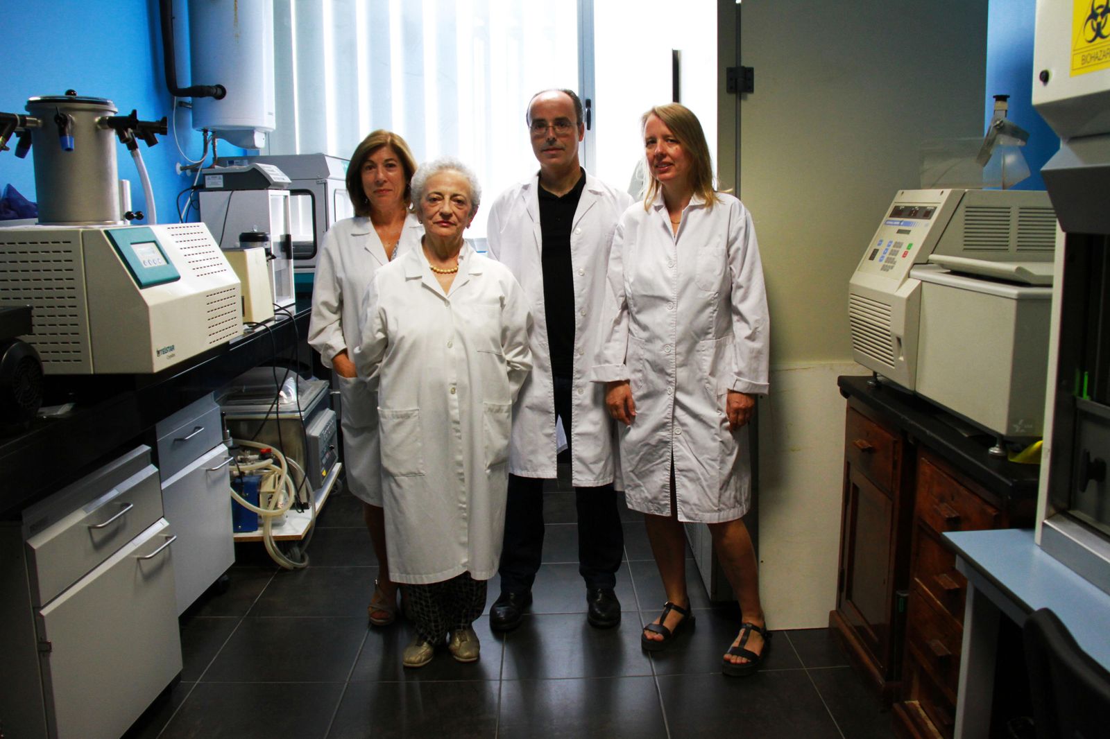 Fotografía de los investigadores de la UGR que han desarrollado el compuesto con base de calcio.