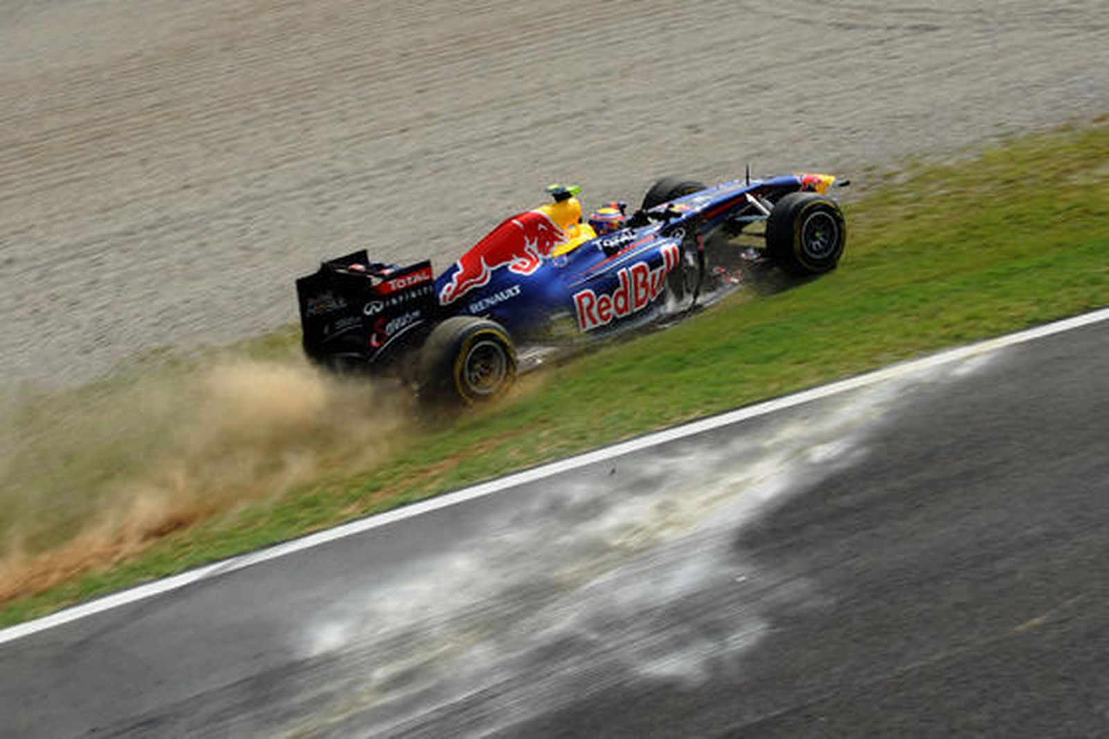 Vettel también gana en Monza y Alonso acaba tercero tras llegar a liderar la carrera. / AFP
