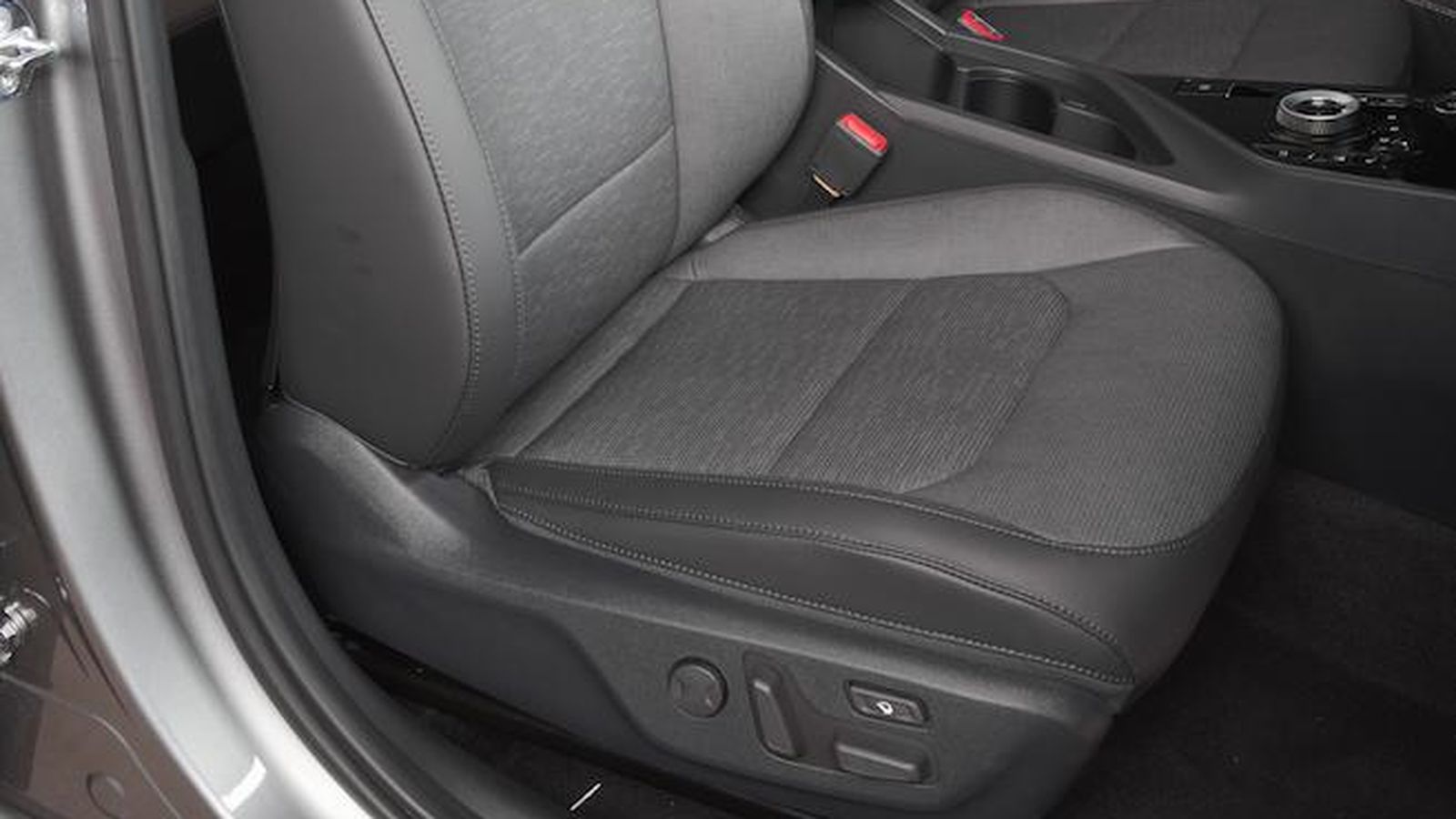 El pulsador en la base de la banqueta pone en marcha la función relax en el asiento del acompañante.