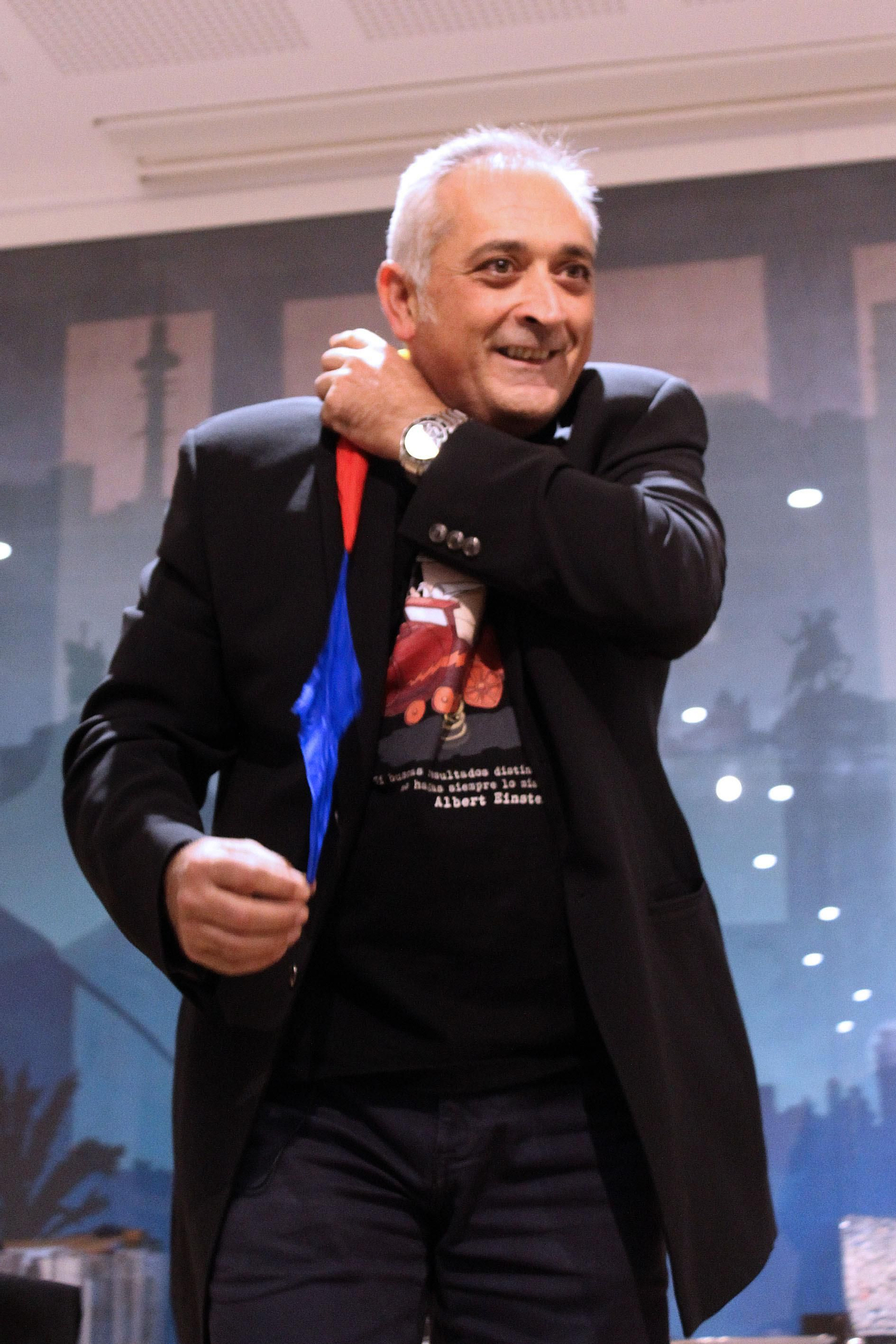 Jesús Matos, en una  de sus clases magistrales, en el Hospital Puerta del Mar de Cádiz.