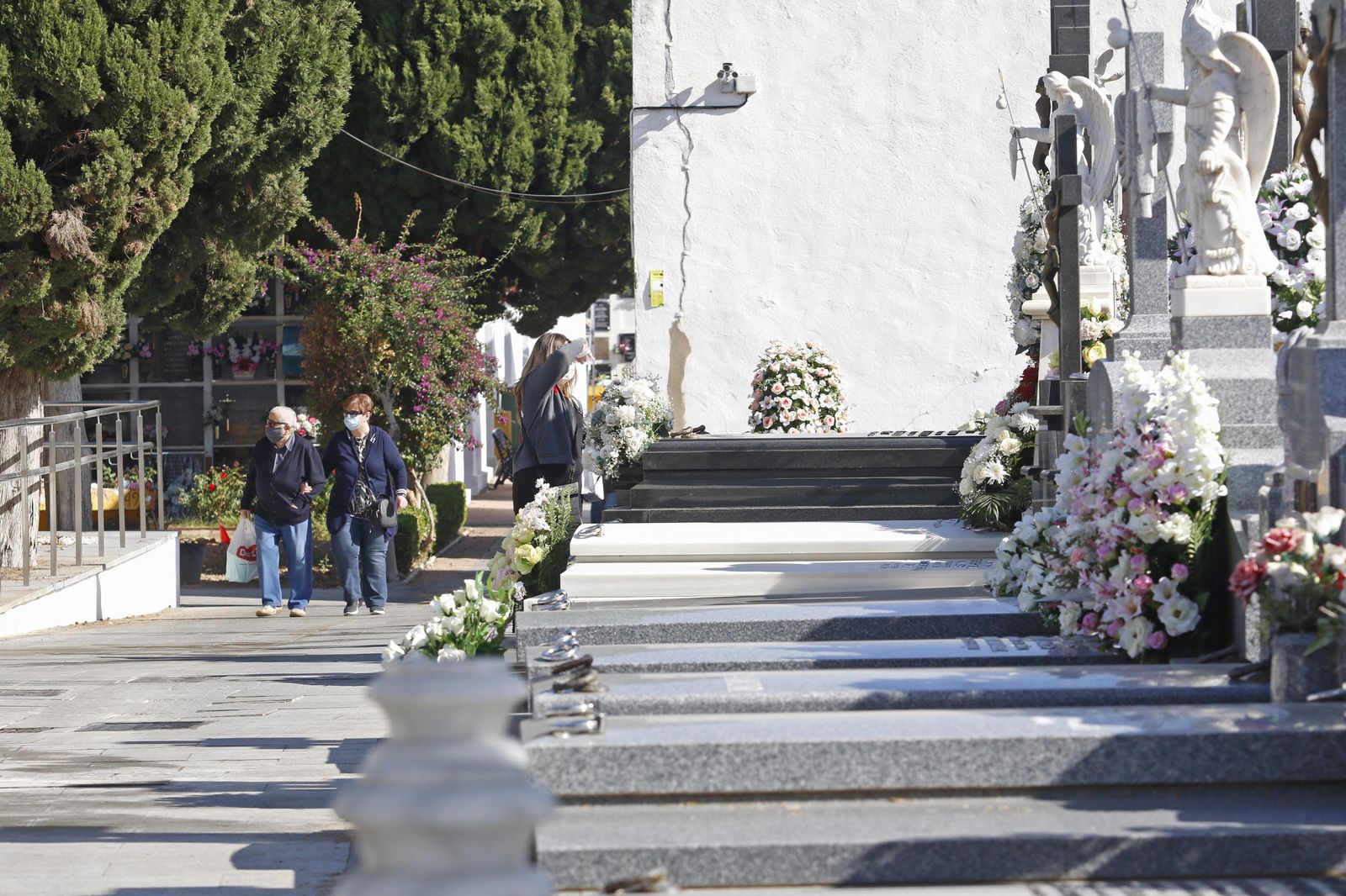El covid-19 motiva un Día de los Santos de recogimiento en los cementerios de Córdoba
