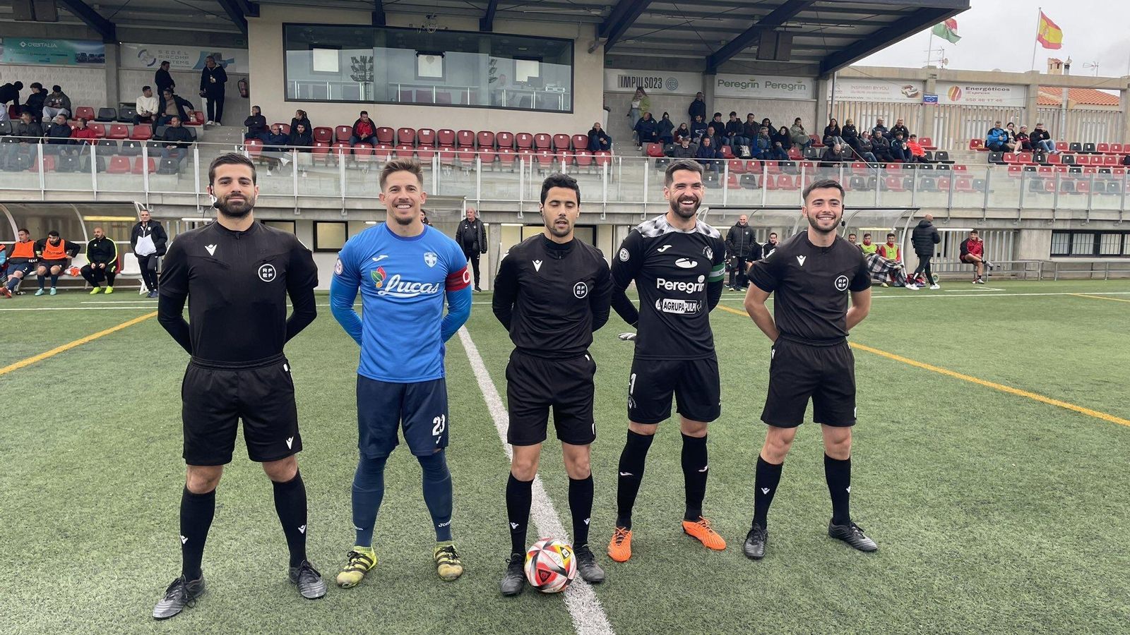 Los capitanes de ambos equipos posan con el trío arbitral.