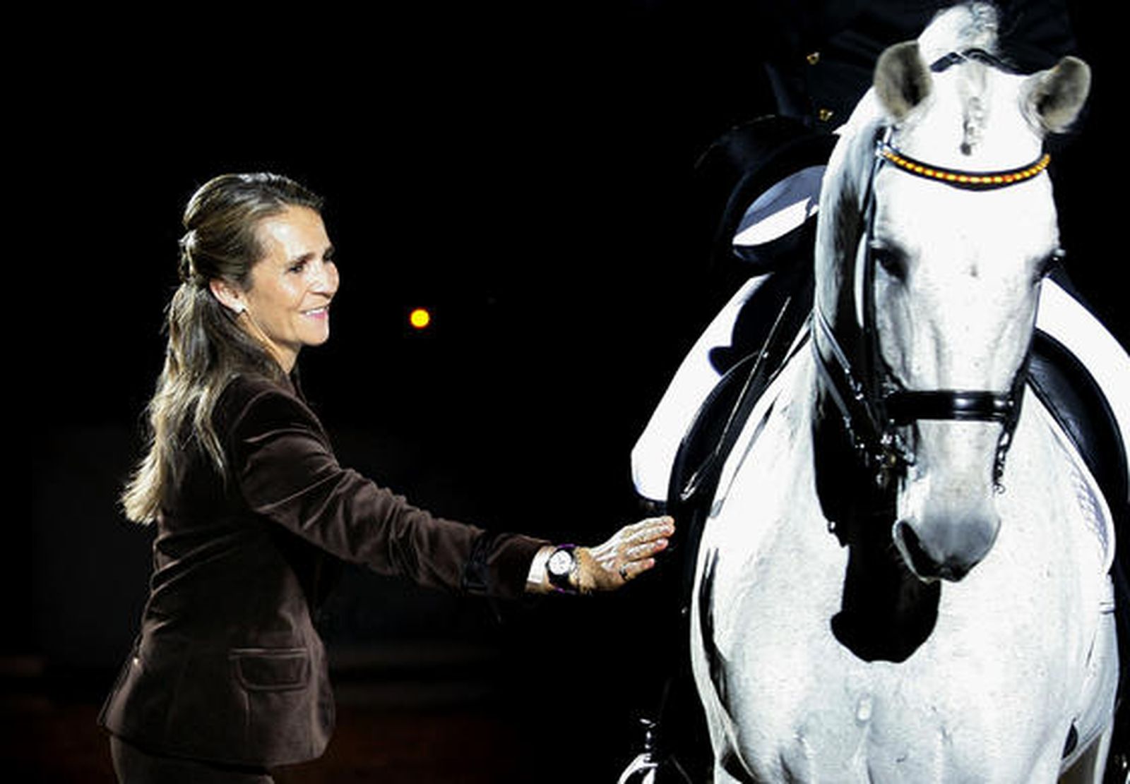 La Infanta acaricia el caballo de Juan Manuel Muñoz.

Foto: Juan Carlos Muñoz