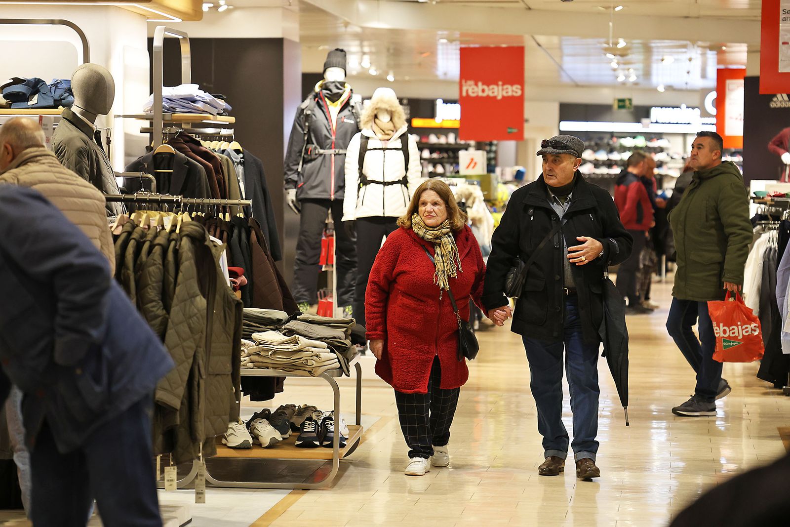 Las fotos del primer día de rebajas en El Corte Inglés de Huelva: frío, colas y descuentos