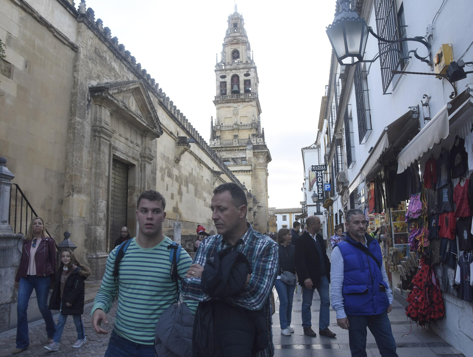 Turistas en el entorno de la Mezquita.