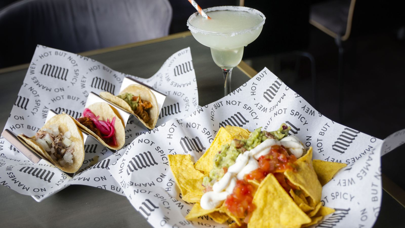 Tacos, nachos y margarita.