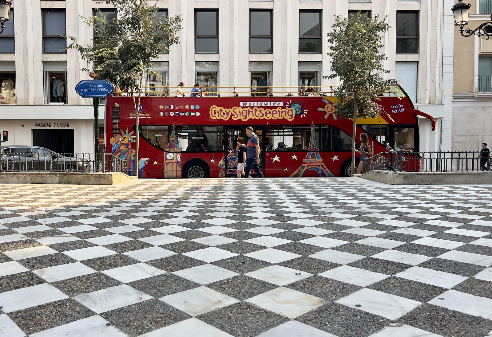 Un autobús turístico en una parada del Duque.
