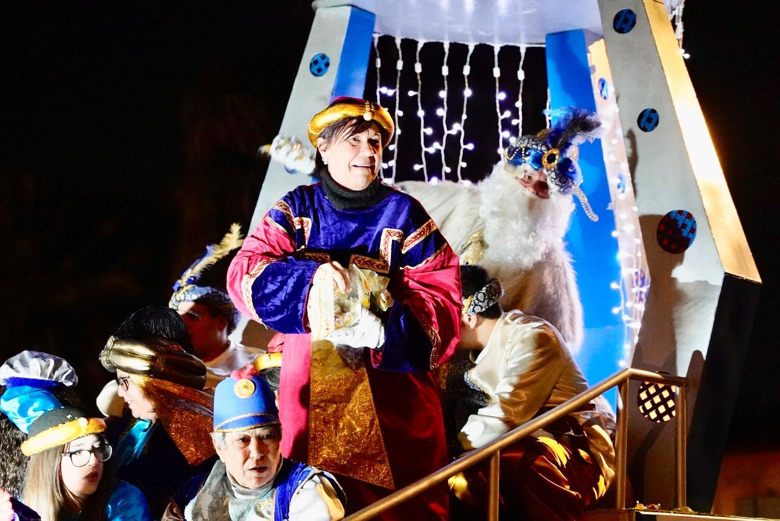 La cabalgata de Huércal de Almería, en imágenes: miles de personas reciben a los Reyes Magos