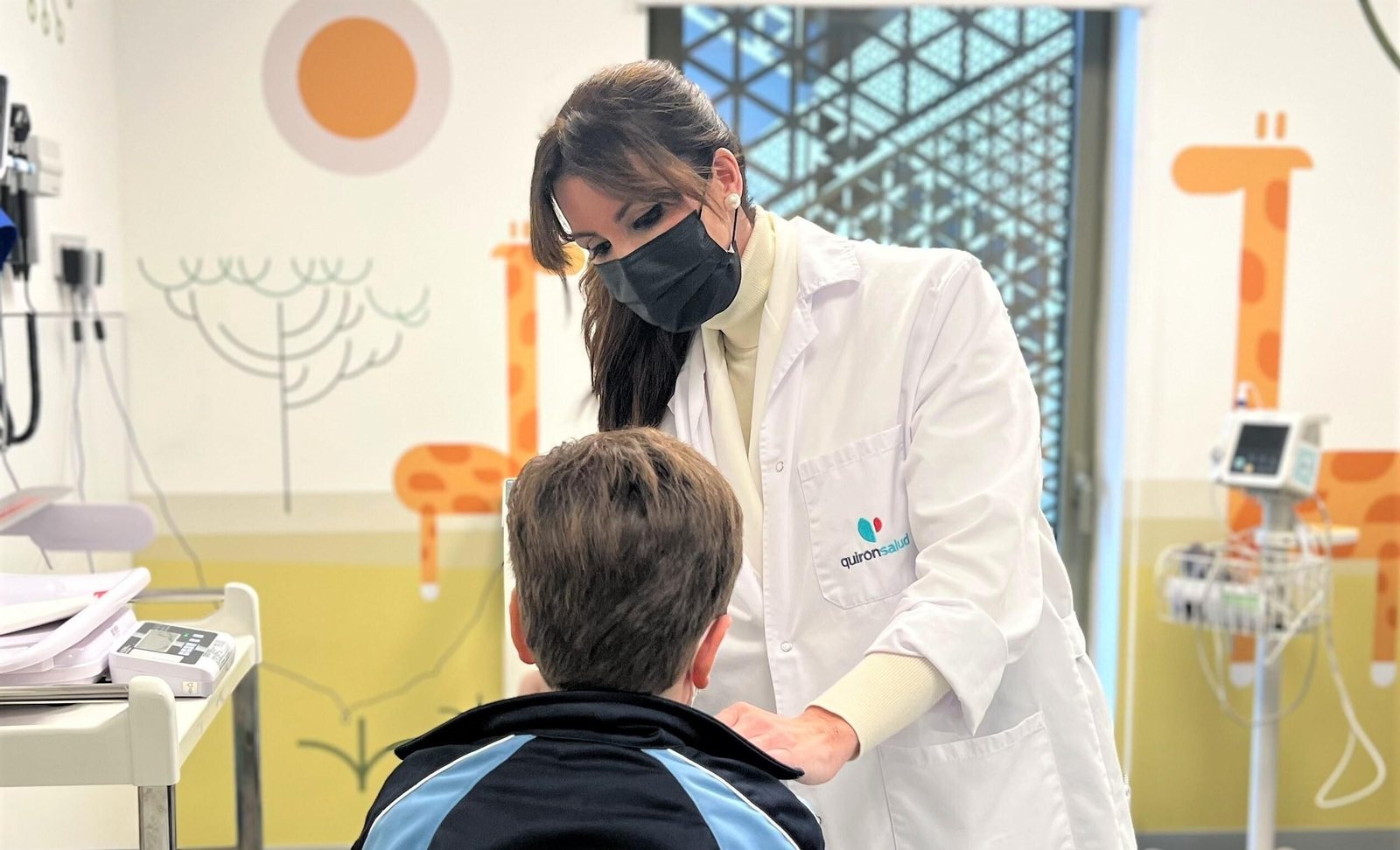La doctora Victoria Jiménez, en consulta con un paciente.