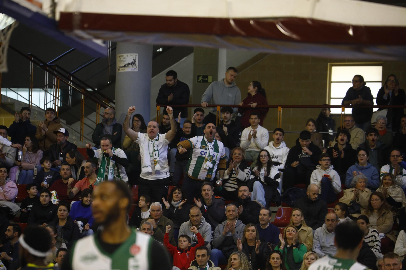 Las mejores fotos del ambiente en Vista Alegre para el Coto Córdoba - UDEA Algeciras