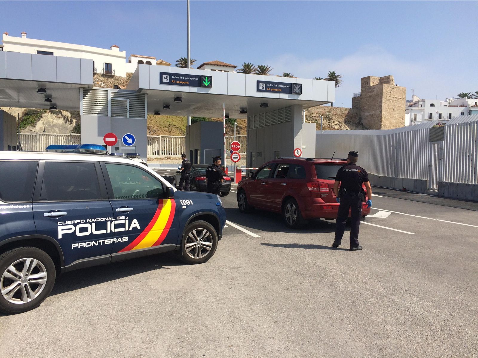 El control de la Policía Nacional en el Puerto de Tarifa.