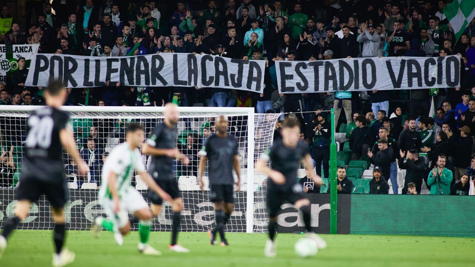 Una de las estampas que dejó el partido de ida ante el Dinamo, en el que sería el debut histórico del Betis en la competición.