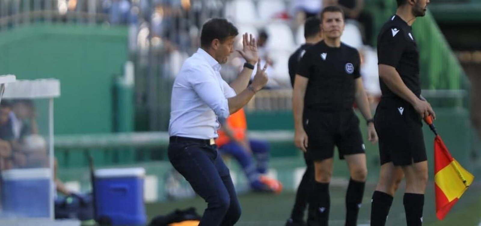 Manuel Mosquera da indicaciones a sus jugadores durante el Córdoba CF - Alcorcón.