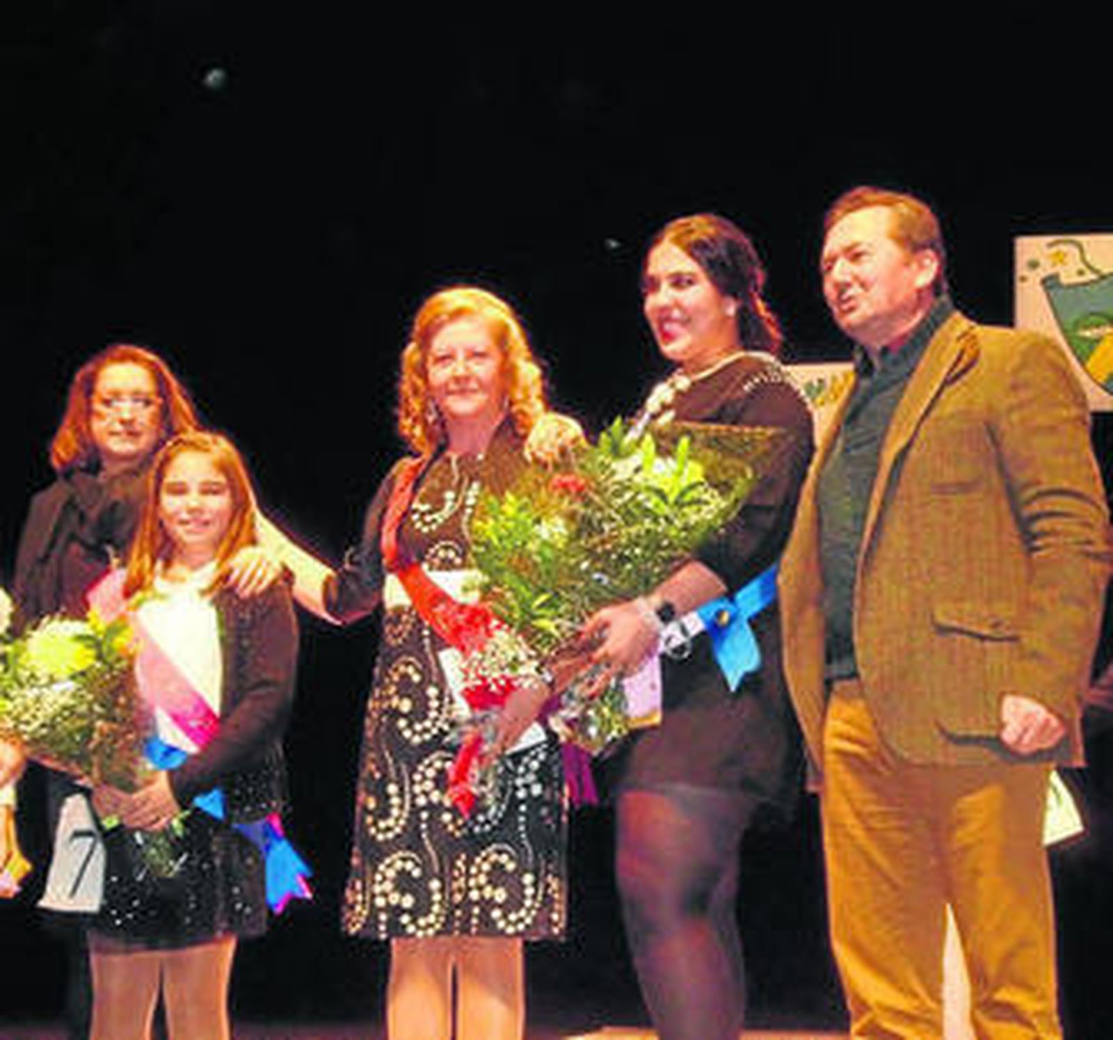 El alcalde y la concejal de Cultura con las reinas y la Abuela de las fiestas.