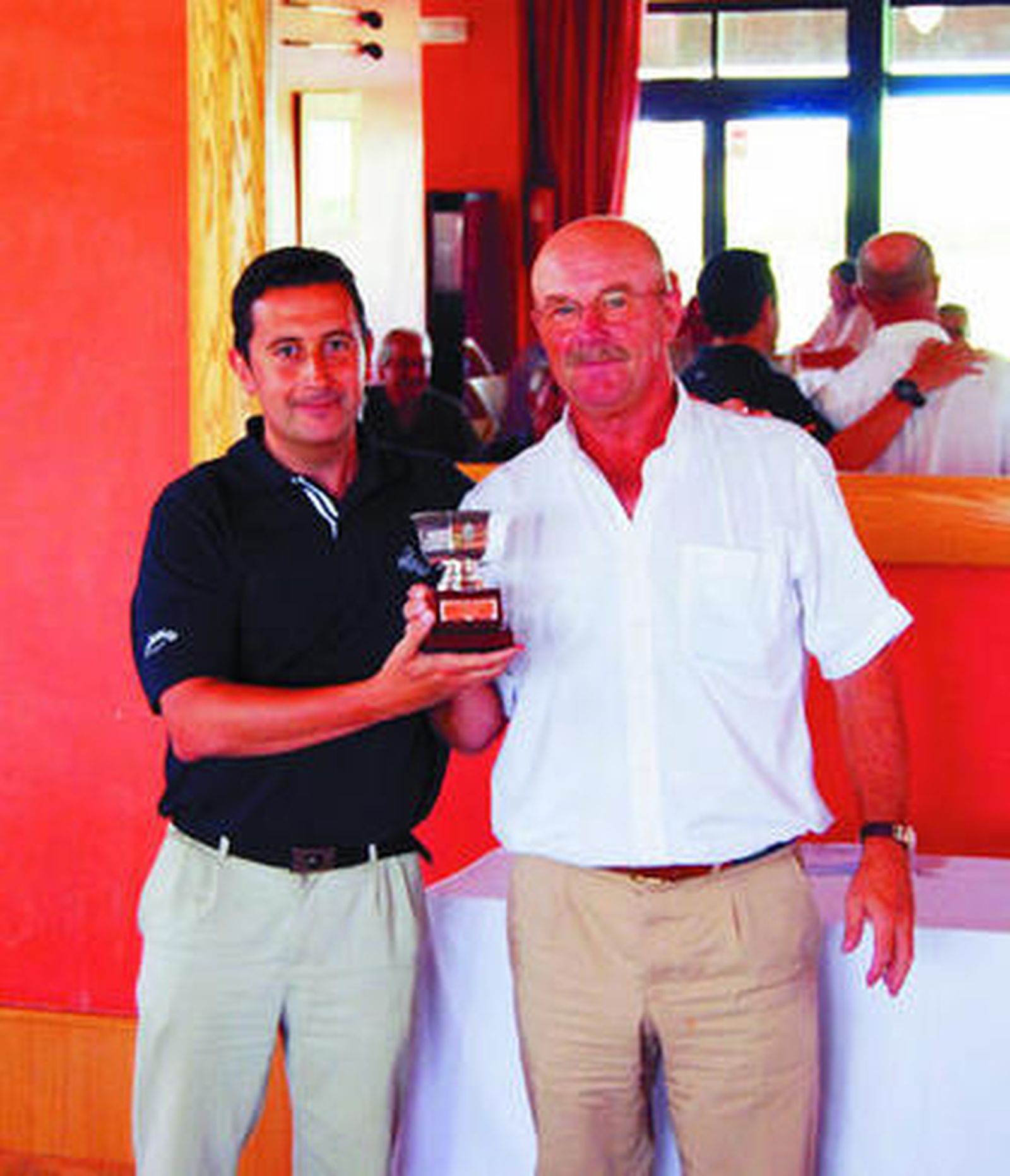 Luis de Torres recoge el trofeo en categoría scratch.
