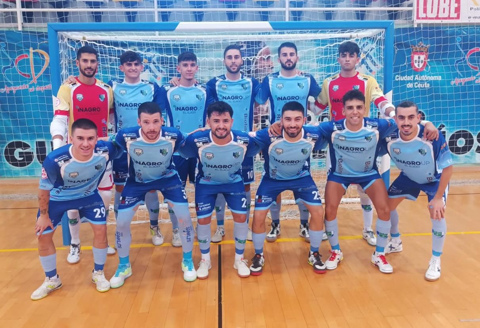 Los jugadores del conjunto ejidense posan delante de una portería antes del comienzo del encuentro en Ceuta.