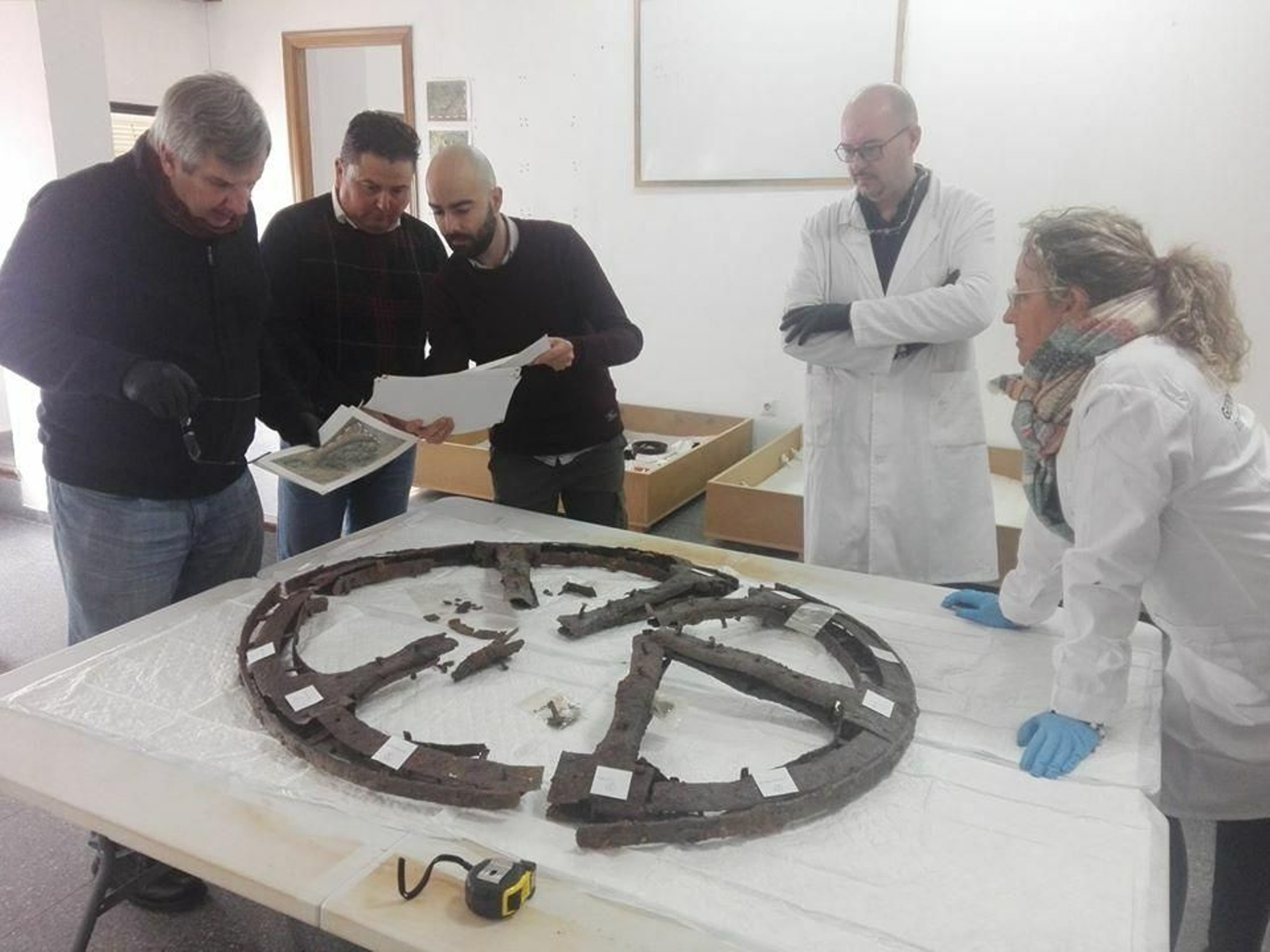 Una de las ruedas del carro íbero hallado en Montemayor.