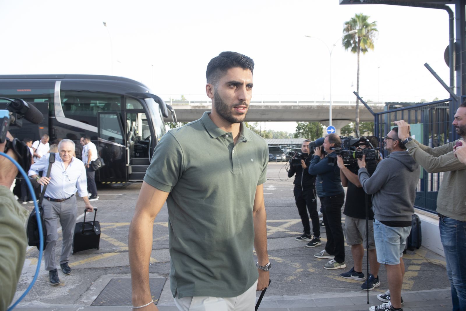 Imágenes del Real Betis en el aeropuerto de Sevilla rumbo a Roma