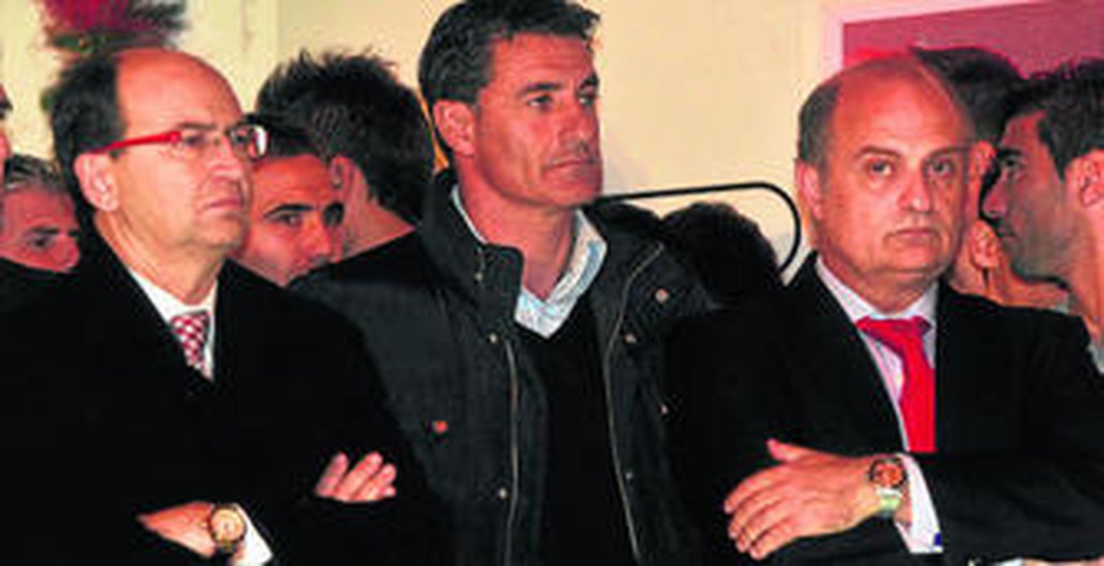 Míchel atiende a las palabras de Del Nido entre José Castro y José María Manzano, durante el acto 'Fieles de Nervión'.