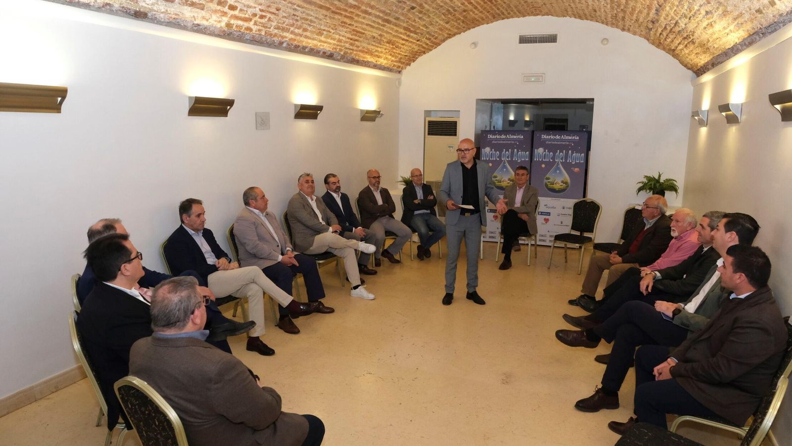 Productores, regantes, empresarios y políticos, sentados en el salón Aljibe del Hotel Catedral, en un momento de la conversación.