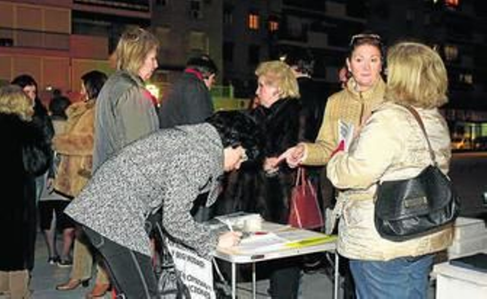 Los vecinos de Triana recogieron firmas la semana pasada.