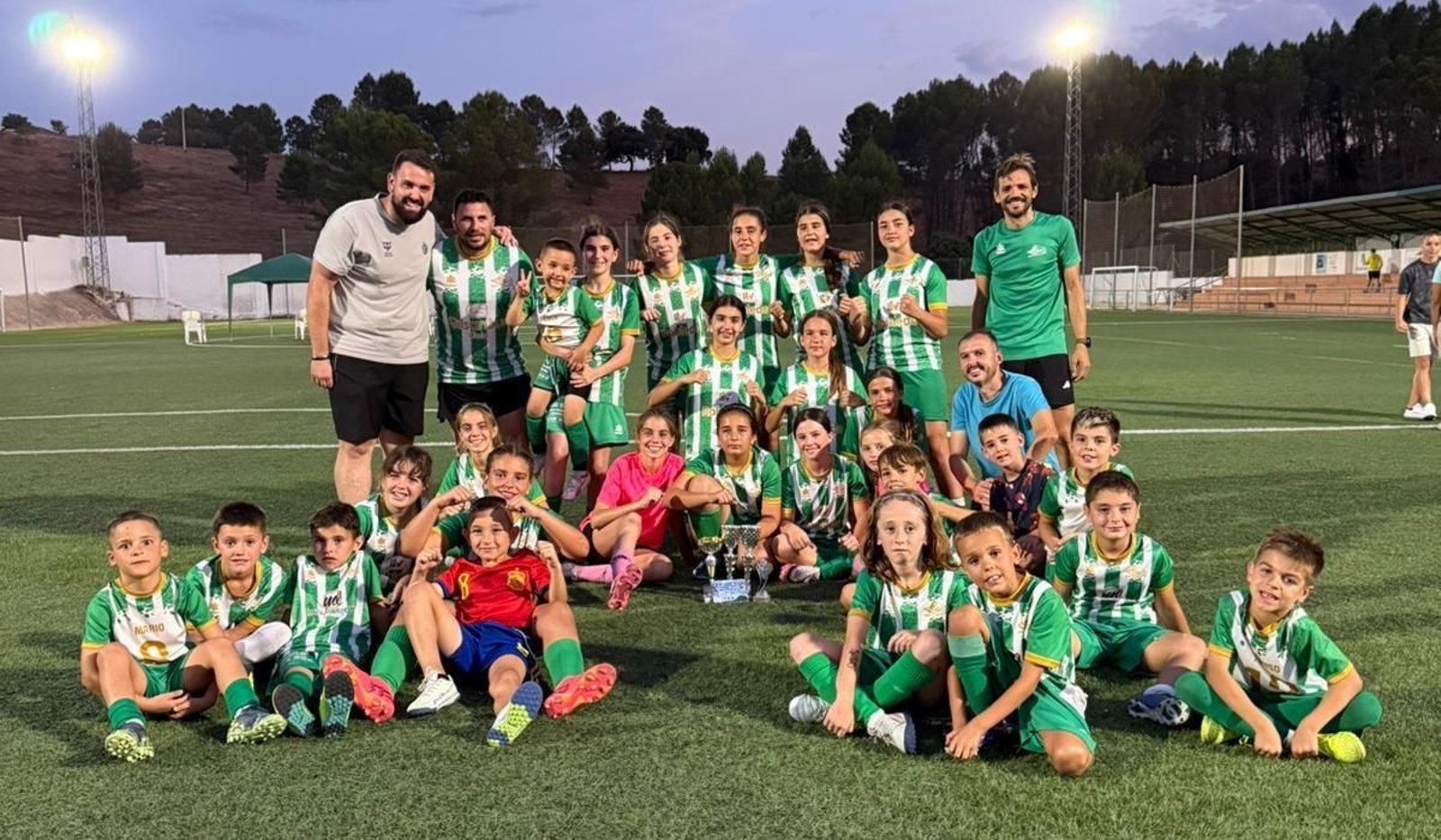 Los dos equipos segureños, con sus trofeos de campeón.