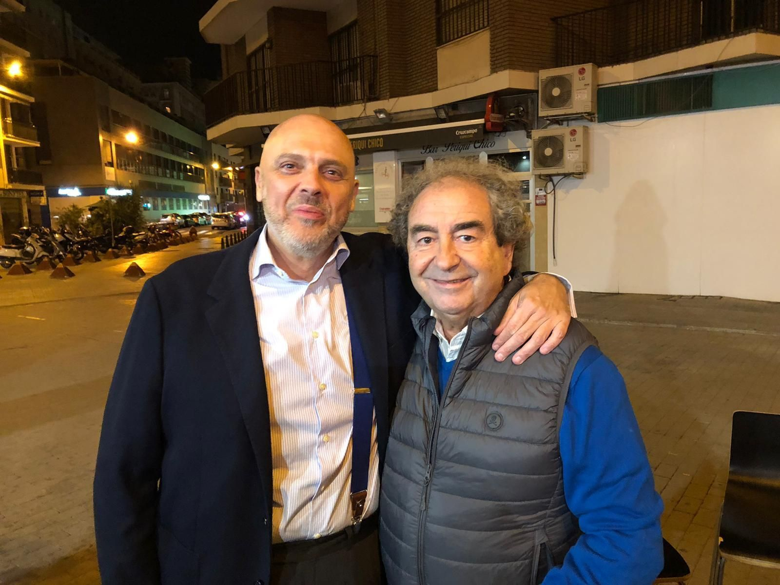 Sergio Sopeña y José Antonio Fernández Cabrero, hermanos mayores de la Esperanza de Triana y la Esperanza Macarena, respectivamente, anoche en Sevilla.