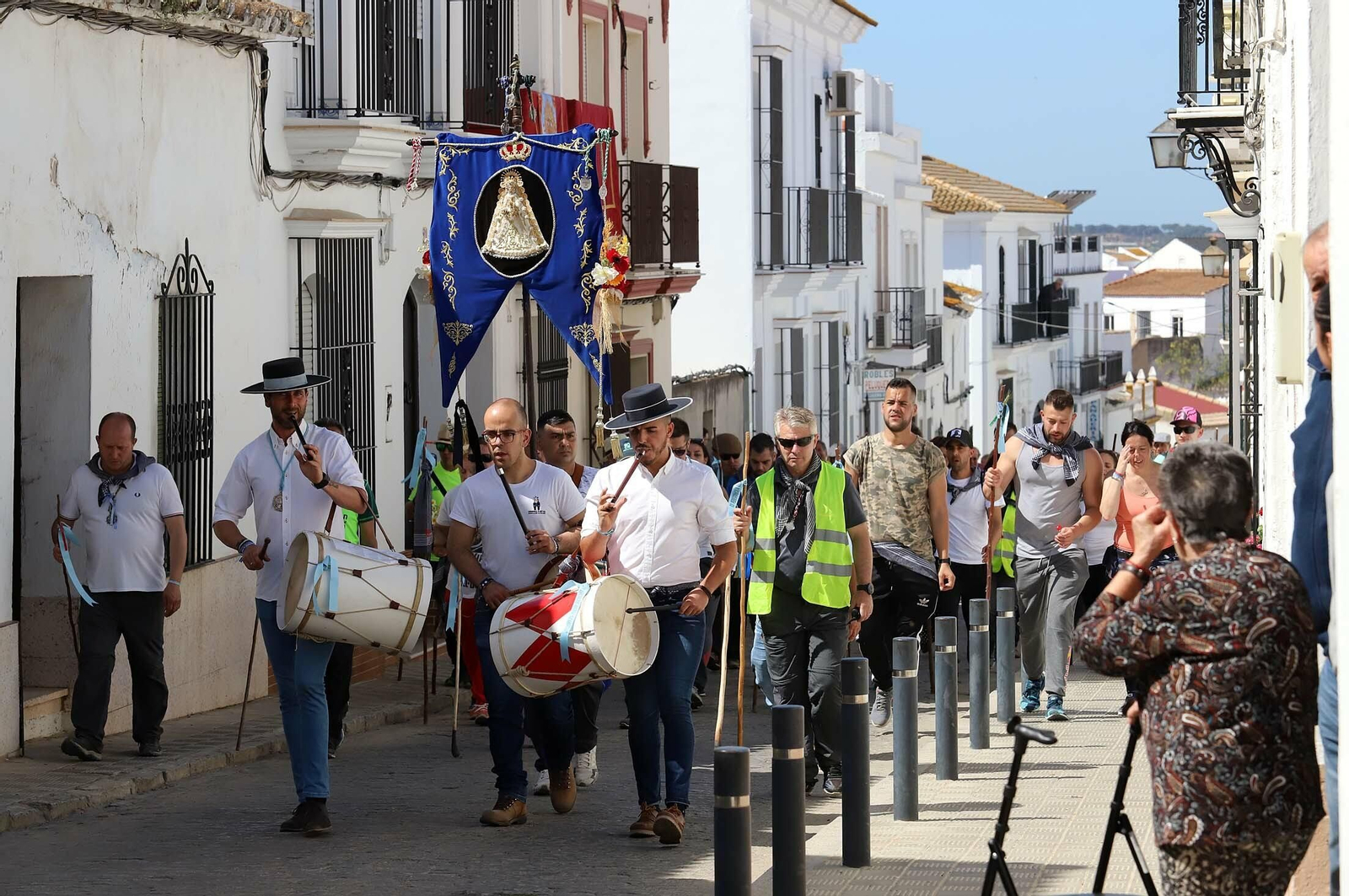 Imágenes de los presos de la cárcel de Huelva en su camino hacia El Rocío