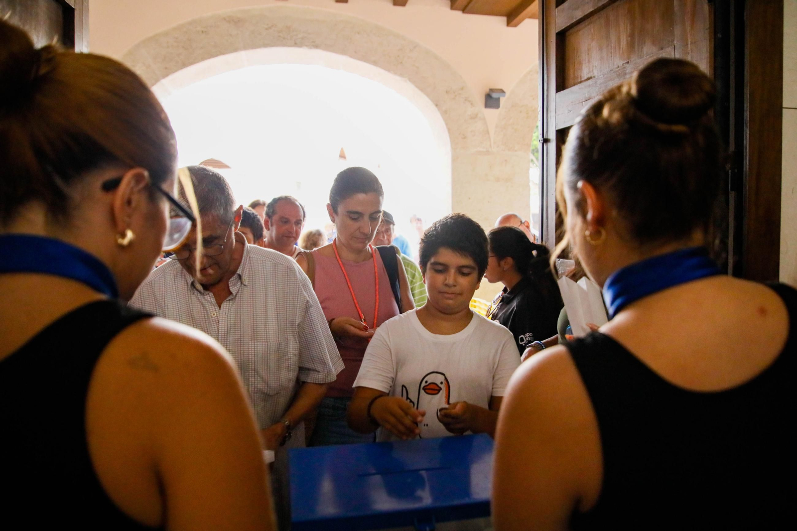 Las imágenes del reparto de abanicos en la Plaza de la Constitución en Almería
