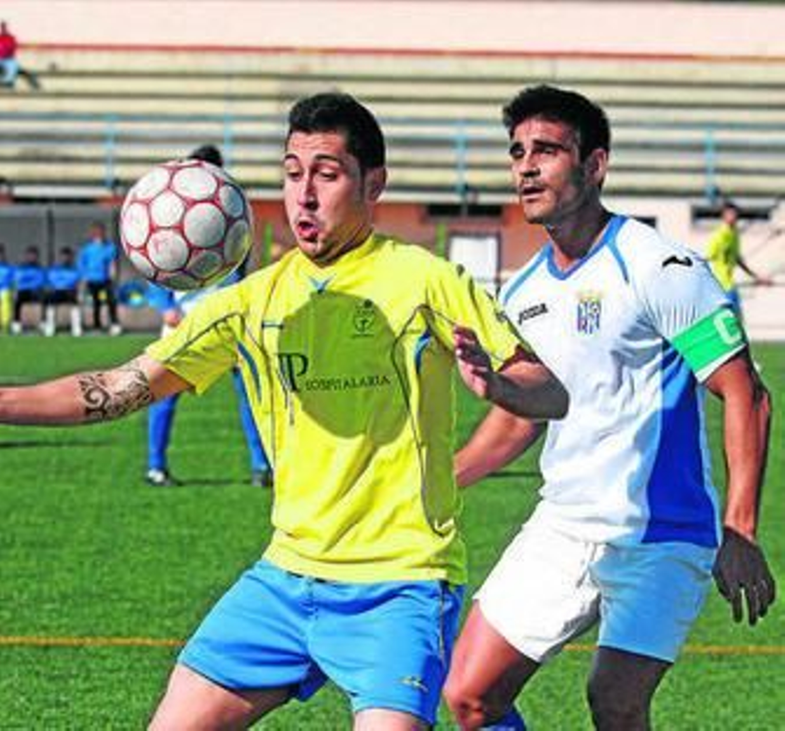 Manolo controla ante la presión de Marín, capitán del Camas.