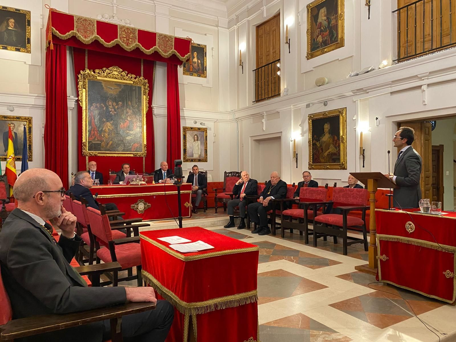 Benedicto Crespo durante su intervención en la Real Academia de Medicina y Cirugía de Sevilla.
