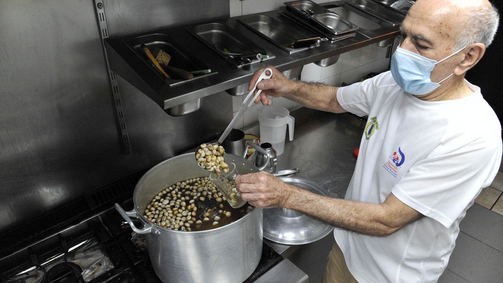 Preparando los caracoles de caldo en el Mesón Los Olivares