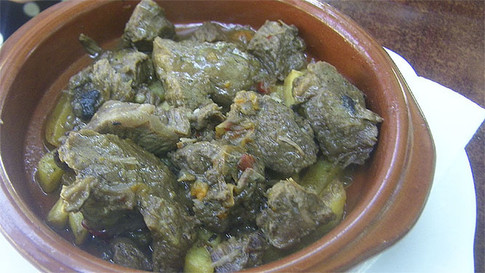 La caldereta de venado una de las tapas más solicitadas de la cervecería Las Banderas