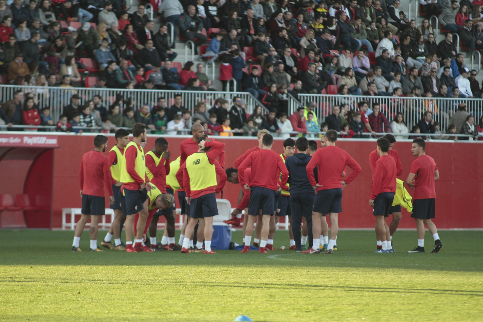El entrenamiento del Sevilla a puerta abierta