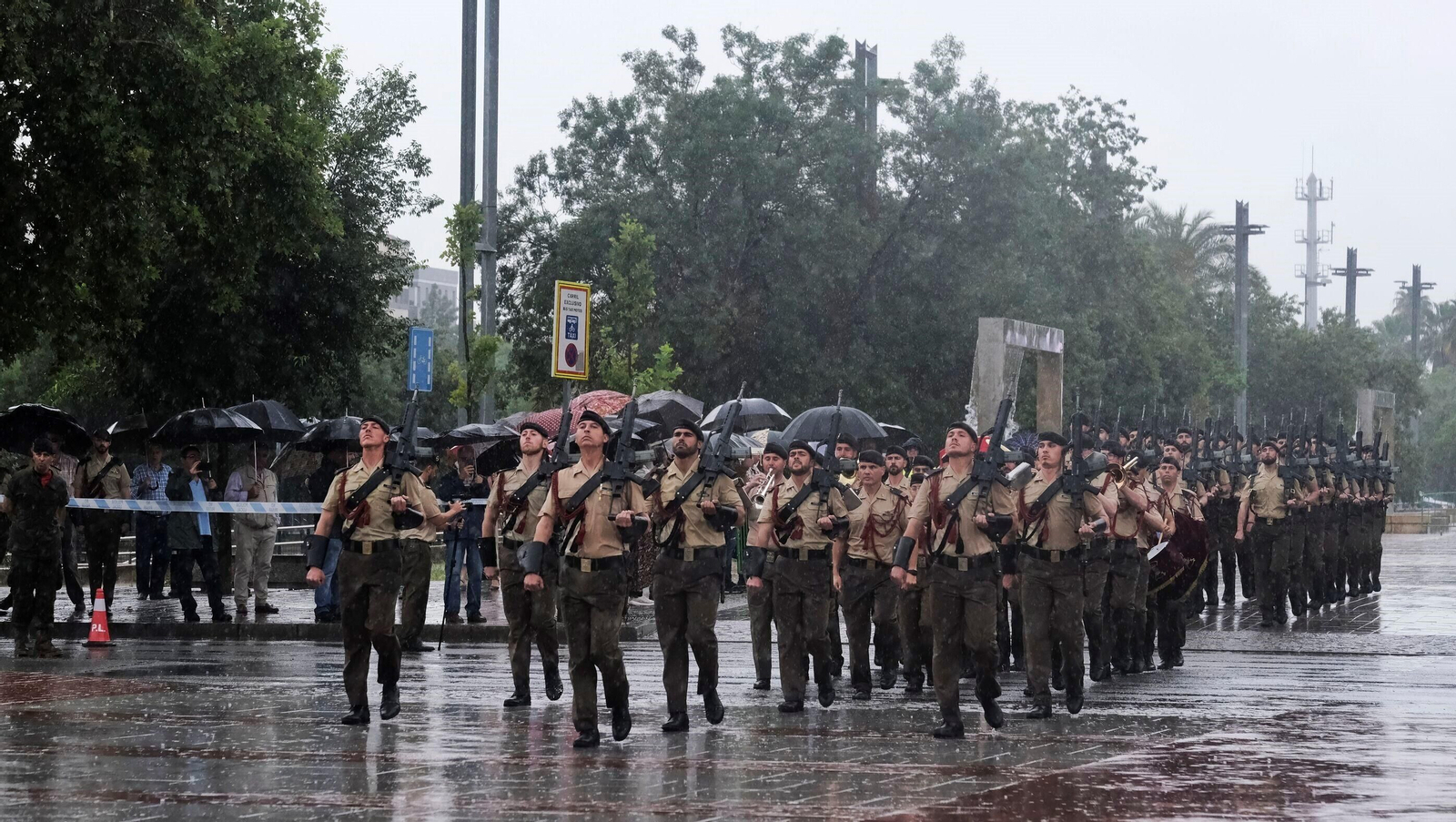 El izado de la bandera de España en Córdoba, en imágenes