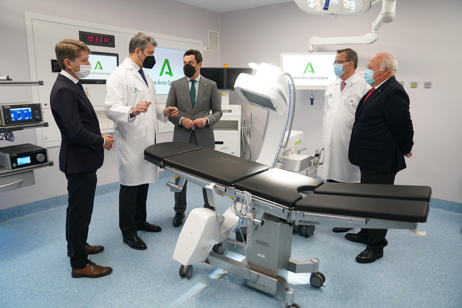 Juanma Moreno en una de las nuevas salas del nuevo bloque quirúrgico, acompañado por José Arjona, Daniel Díaz, Manuel Molina y Jesús Aguirre.