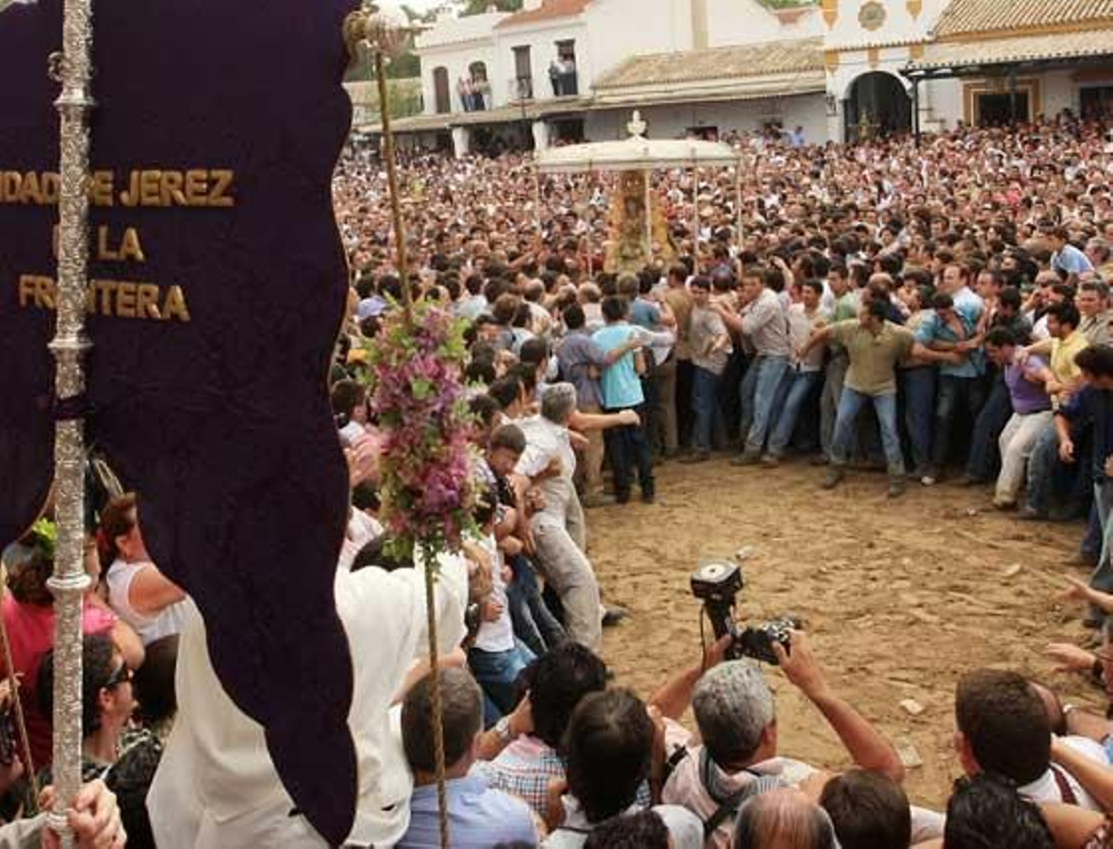 El momento más especial para los romeros jerezanos, cuando la Virgen del Rocío llega a la casa de la Hermandad de Jerez. 

Foto: Juan Carlos Toro