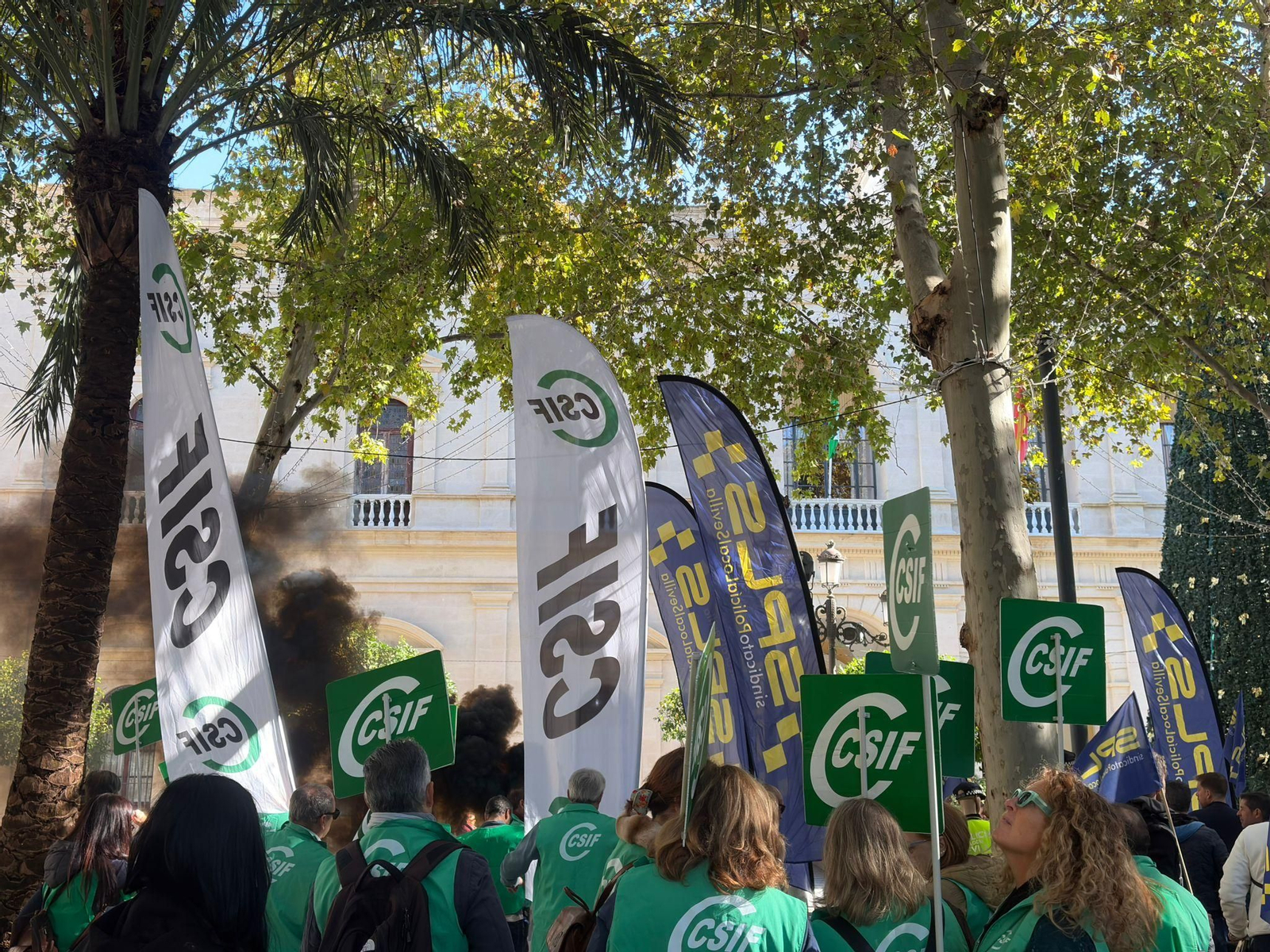 Manifestación a las puertas del Ayuntamiento de Sevilla.