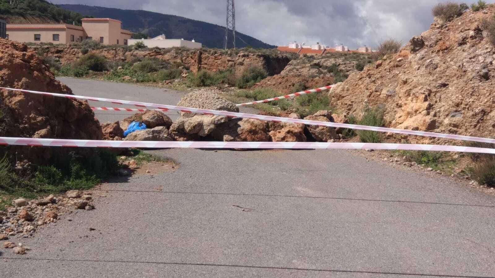 En Laujar, Fondón y Fuente Victoria cortaron los accesos hasta con piedras de grandes dimensiones.