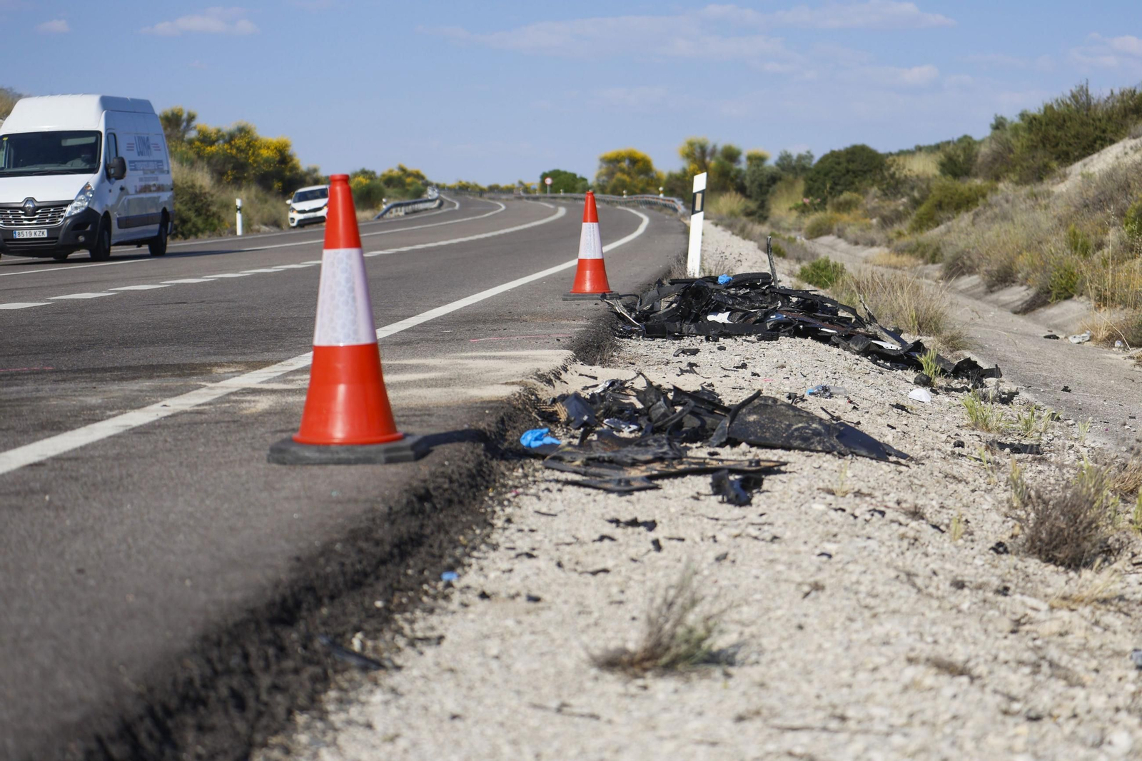 Inmediaciones del lugar en el que tres personas fallecieron tras la colisión frontal entre dos turismos en la carretera N-432 a la altura de Baena.